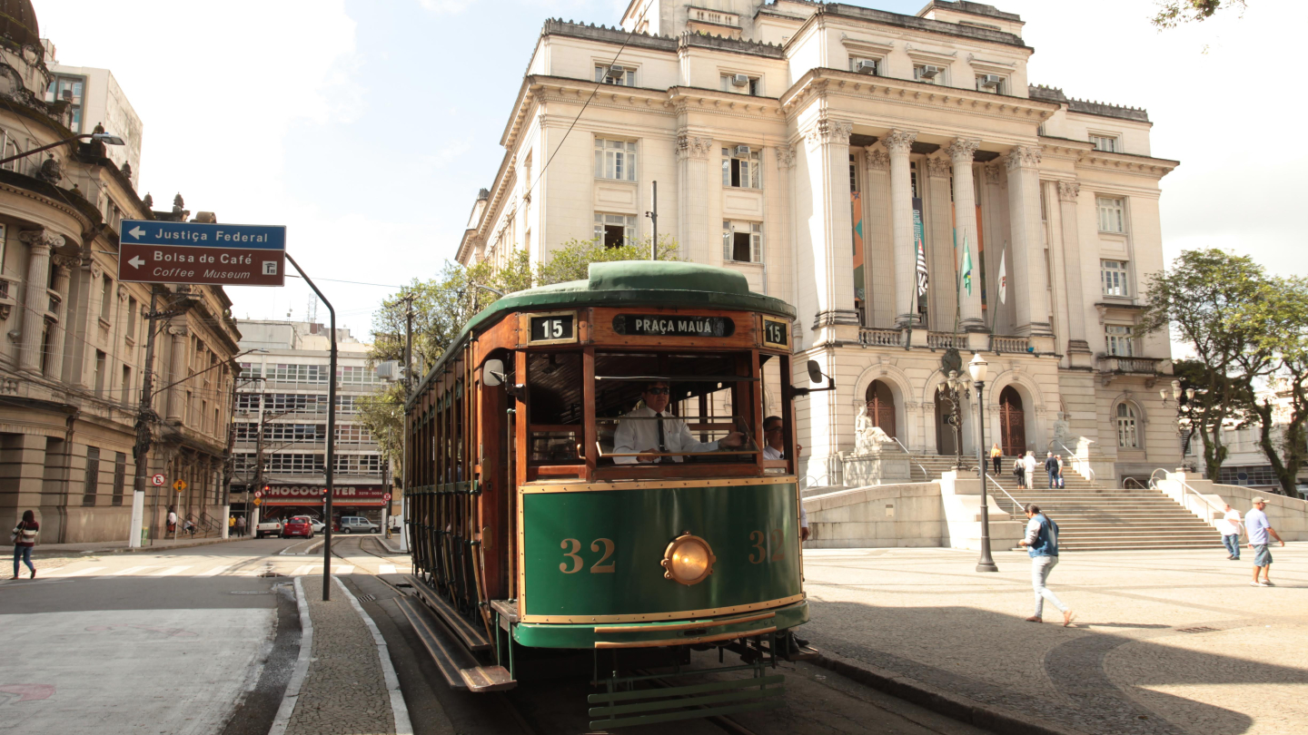 Bonde verde em primeiro plano e Palácio José Bonifácio (Prefeitura) ao fundo