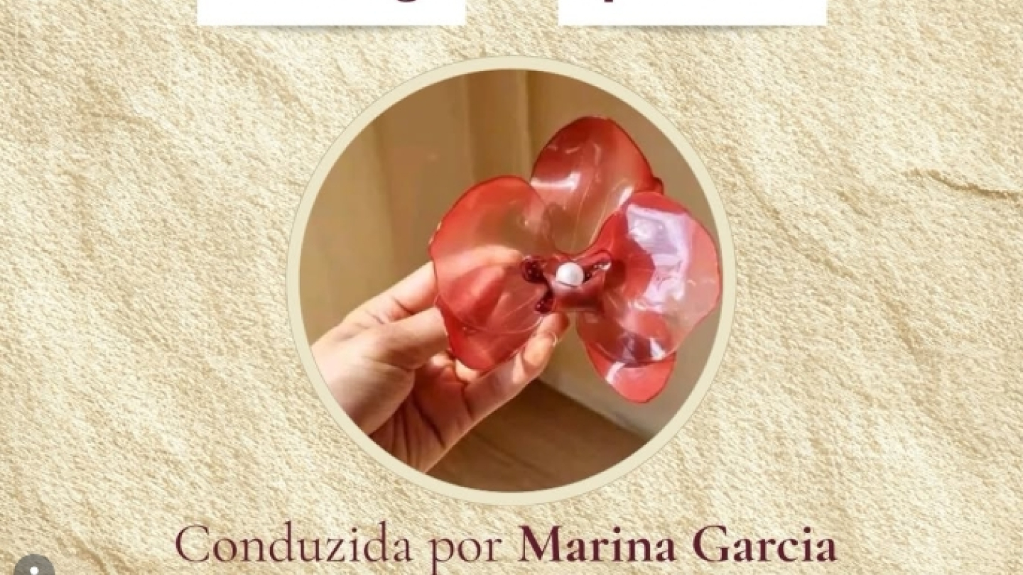 Cartaz da oficina "Jardim Magnético", conduzida por Marina Garcia. A arte utiliza tons suaves de bege e verde, com elementos florais decorando a parte superior. No centro há uma fotografia de uma peça artesanal em formato de flor vermelha translúcida, segurada por uma mão. O evento acontece nos dias 20 e 21 de junho, com atividades das 11h às 13h e das 14h às 16h.
