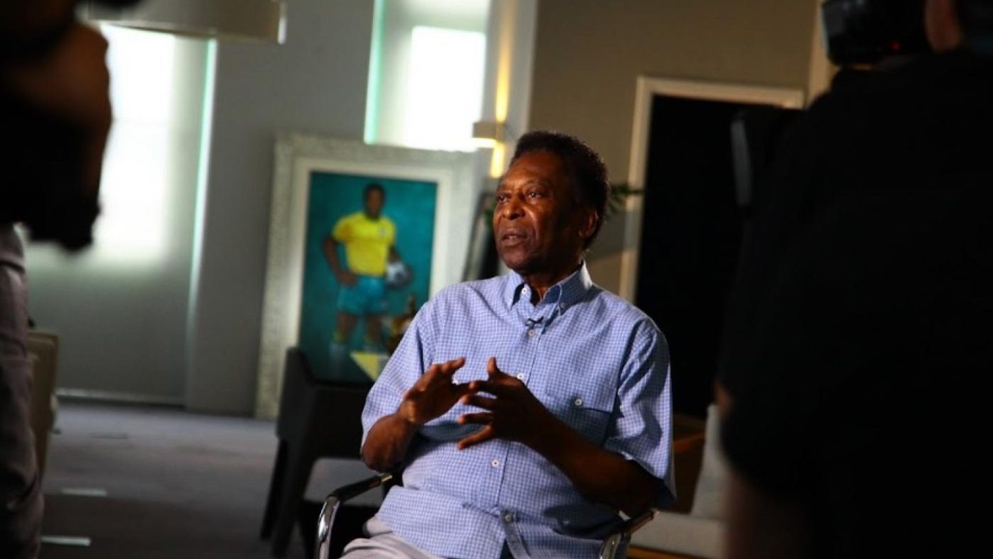 Pelé sentado na Sala do Rei, no Museu Pelé