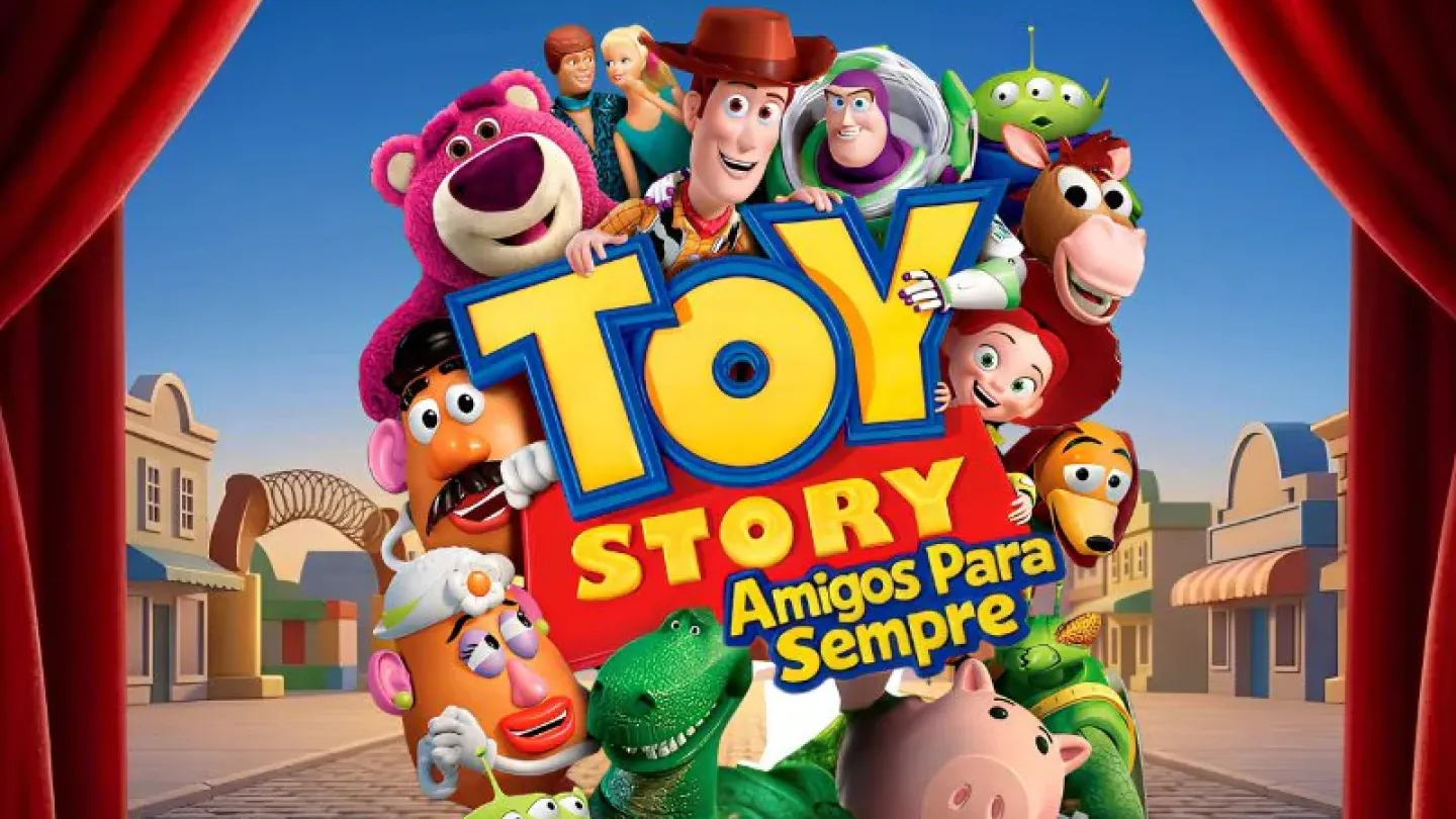 Cartaz colorido do espetáculo Toy Story – Amigos Para Sempre. Os personagens Woody, Buzz Lightyear, Jessie, Rex, Lotso, Sr. Cabeça de Batata, Porquinho, Alien e outros aparecem reunidos ao redor do título, sobre um palco com cortinas vermelhas. Na parte inferior, constam a data, o horário e o local da apresentação.