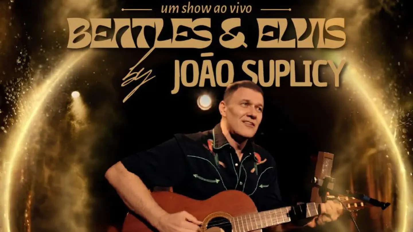 Homem sentado toca violão em um palco iluminado, cercado por um efeito circular de luz dourada. Na parte superior, aparece o título "Beatles & Elvis by João Suplicy". Na parte inferior, estão a data do show, 29 de agosto, e os horários de abertura da casa e da apresentação.