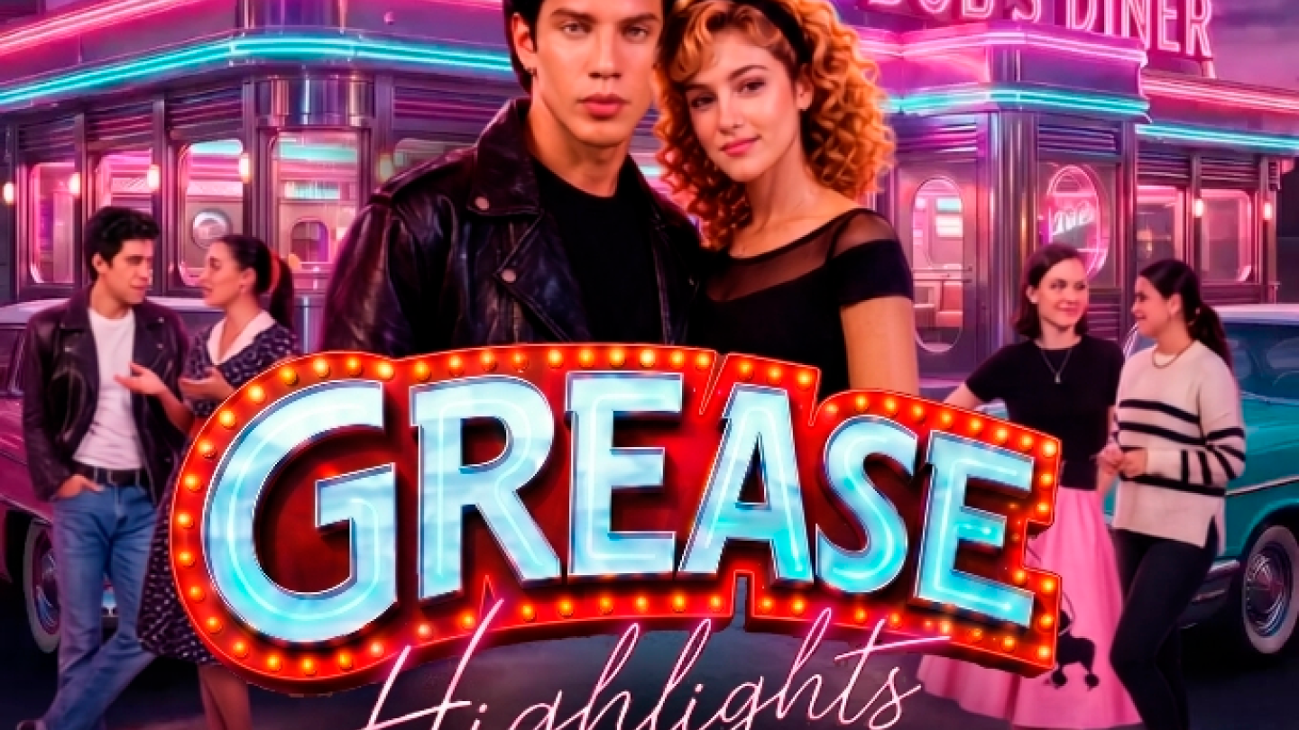 Cartaz promocional do espetáculo "Grease Highlights". Em destaque, um casal caracterizado como os protagonistas do clássico Grease aparece em frente a uma lanchonete retrô iluminada por letreiros em neon. Ao fundo, outros casais com figurinos inspirados nos anos 1950 reforçam a atmosfera nostálgica do musical. O título "Grease Highlights" ocupa o centro da arte em um letreiro luminoso.