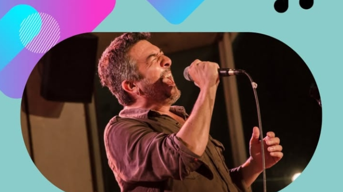 Card de divulgação do evento Concha Rock, com a foto de um cantor se apresentando ao vivo e cantando ao microfone. O fundo é azul-claro com elementos gráficos coloridos e ícones musicais. O texto destaca a celebração das 20 edições do evento, dedicado a tributos, clássicos do rock e muita música. No canto inferior direito aparece a logomarca da Secretaria de Cultura de Santos.