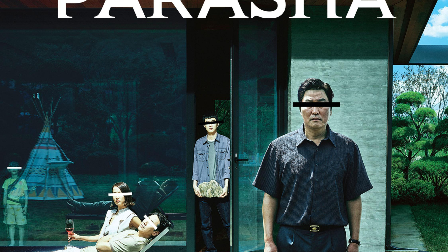 Cartaz do filme Parasita. Em frente a uma casa moderna, um homem de camisa escura está parado sobre um gramado. Ao fundo, outras pessoas aparecem no jardim e na entrada da residência. Todos têm uma faixa preta cobrindo os olhos. Há uma bola colorida sobre a grama e o título "PARASITA" aparece em destaque na parte superior.