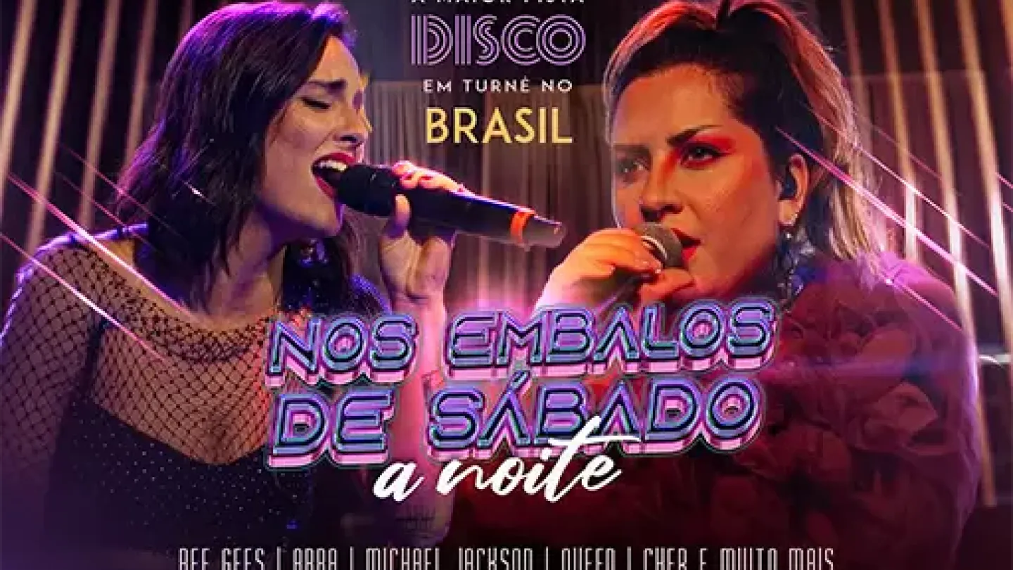 Cartaz promocional do espetáculo "Nos Embalos de Sábado à Noite". A arte destaca duas cantoras se apresentando ao vivo com microfones em um palco iluminado por luzes em tons de roxo e dourado, remetendo ao clima das discotecas dos anos 1970 e 1980. No centro, o título do show aparece em destaque, enquanto o cartaz anuncia a primeira apresentação em Santos e cita artistas como Bee Gees, ABBA, Michael Jackson, Queen e Cher.