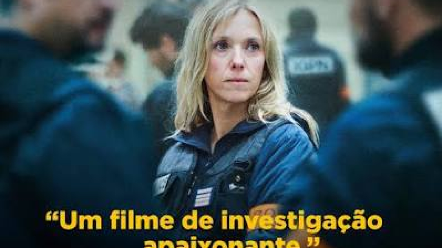 Cartaz do filme "Caso 137", dirigido por Dominik Moll. Em primeiro plano, uma mulher loira veste uniforme policial e aparece com expressão séria e preocupada, enquanto observa algo fora do enquadramento. Ao seu redor, policiais desfocados reforçam o clima de investigação e tensão. O pôster destaca uma crítica do jornal Le Figaro descrevendo a obra como "um filme de investigação apaixonante", além de selos de participação em festivais internacionais e a data de estreia nos cinemas. A paleta de cores frias e 