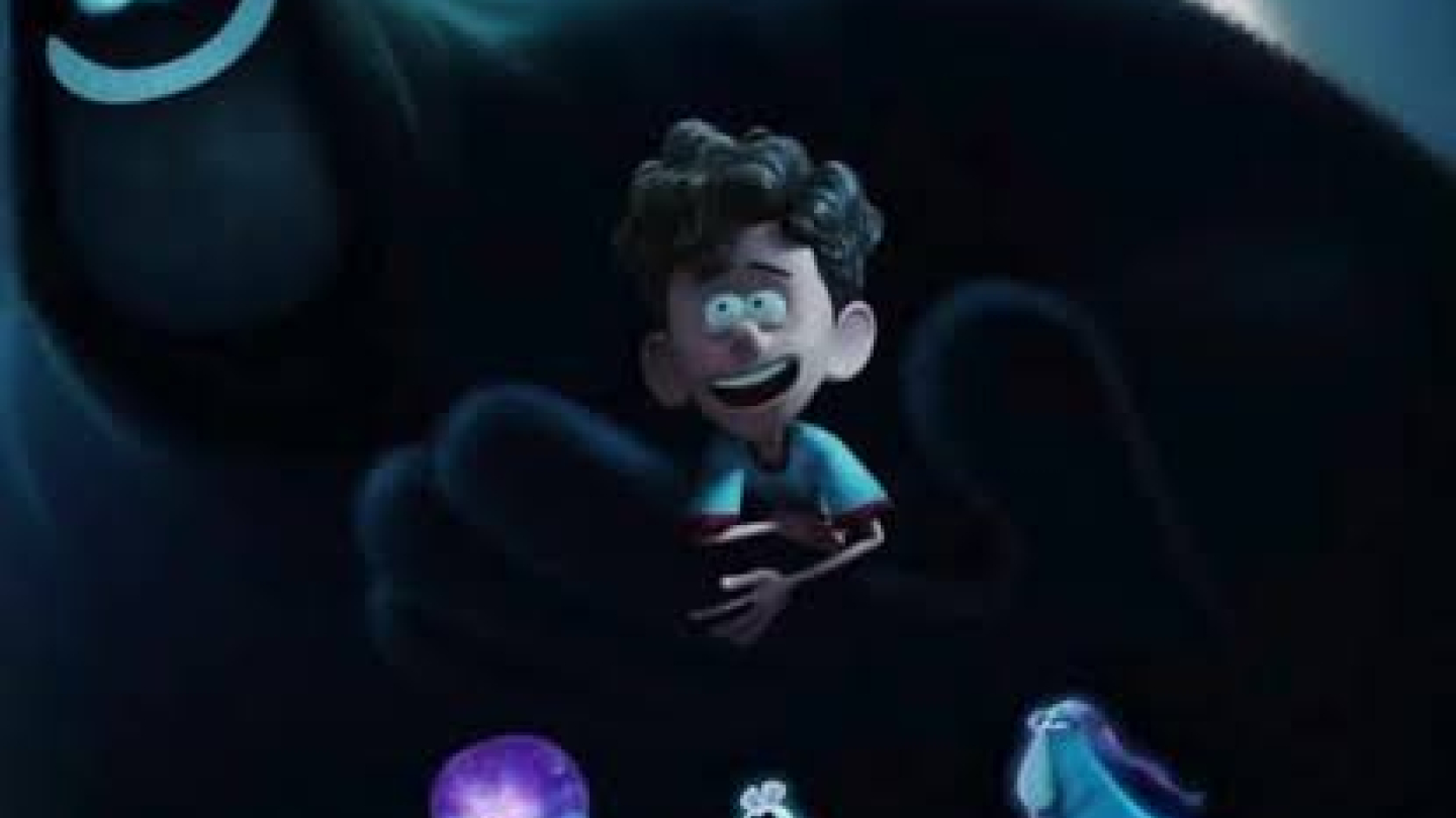 Pôster da animação "Orion e o Escuro", da DreamWorks. Em destaque, o garoto Orion aparece sorrindo enquanto é protegido por uma gigantesca criatura escura de expressão amigável, diante de uma lua cheia. Ao redor deles surgem figuras luminosas e coloridas que representam diferentes elementos da noite, formando um contraste entre sombras e cores vibrantes. Na parte inferior, o título do filme aparece sobre a imagem do planeta Terra visto do espaço.