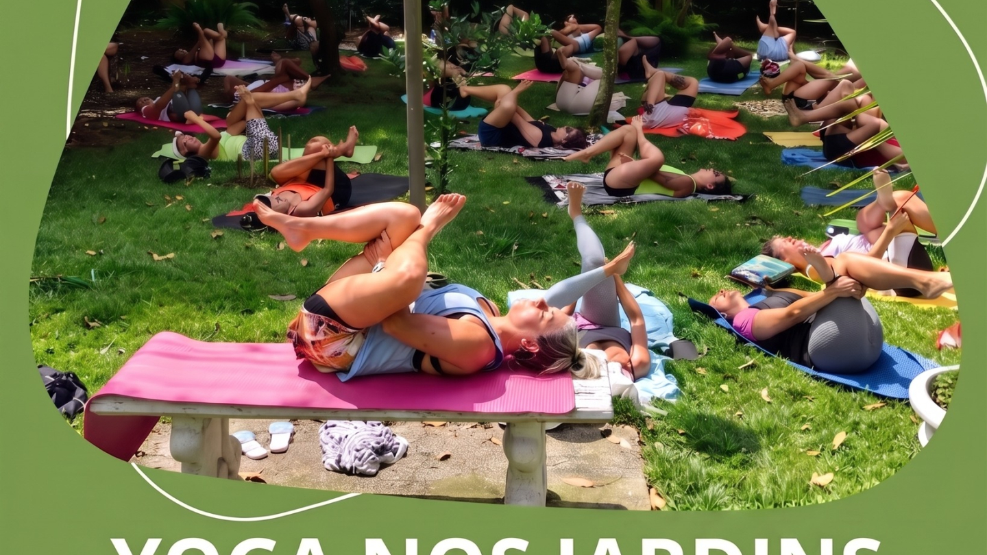 Cartaz de divulgação da atividade "Yoga nos Jardins", promovida pela Fundação Pinacoteca Benedicto Calixto. A imagem mostra dezenas de participantes praticando yoga ao ar livre sobre colchonetes coloridos, distribuídos pelo gramado entre árvores e jardins. Em primeiro plano, algumas pessoas executam posturas de alongamento, enquanto ao fundo o grupo acompanha a aula em um ambiente arborizado e tranquilo. O cartaz informa que a atividade será conduzida pela professora Luciana Dreux, no dia 26 de julho, às 9h