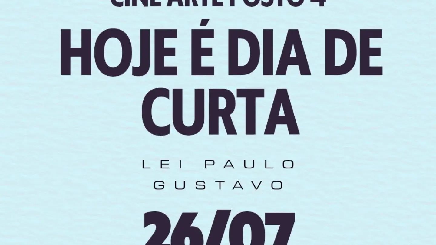 Cartaz promocional do Cine Arte Posto 4 com fundo em tons de azul-claro e design minimalista. Na parte superior, aparecem abas coloridas semelhantes às de um fichário, cada uma trazendo o título de um dos curtas-metragens da programação, como "Odaya Iemanjá", "Hipérbole", "Amigas, Amigas, Negócios à Parte", "Entre Pretas: Onde o Som Cria Raiz" e "Quando um Misógino Cruza a Fronteira".  Ao centro, em destaque, está a frase "HOJE É DIA DE CURTA", seguida da informação "Lei Paulo Gustavo". Logo abaixo, a data 